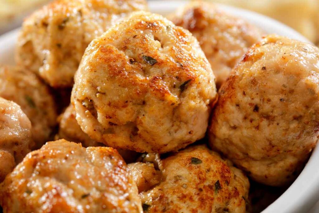 Ciotola con all'interno delle polpette di ricotta