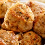 Ciotola con all'interno delle polpette di ricotta