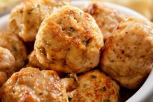 Ciotola con all'interno delle polpette di ricotta