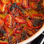 Teglia da forno con all'interno dei pomodori confit