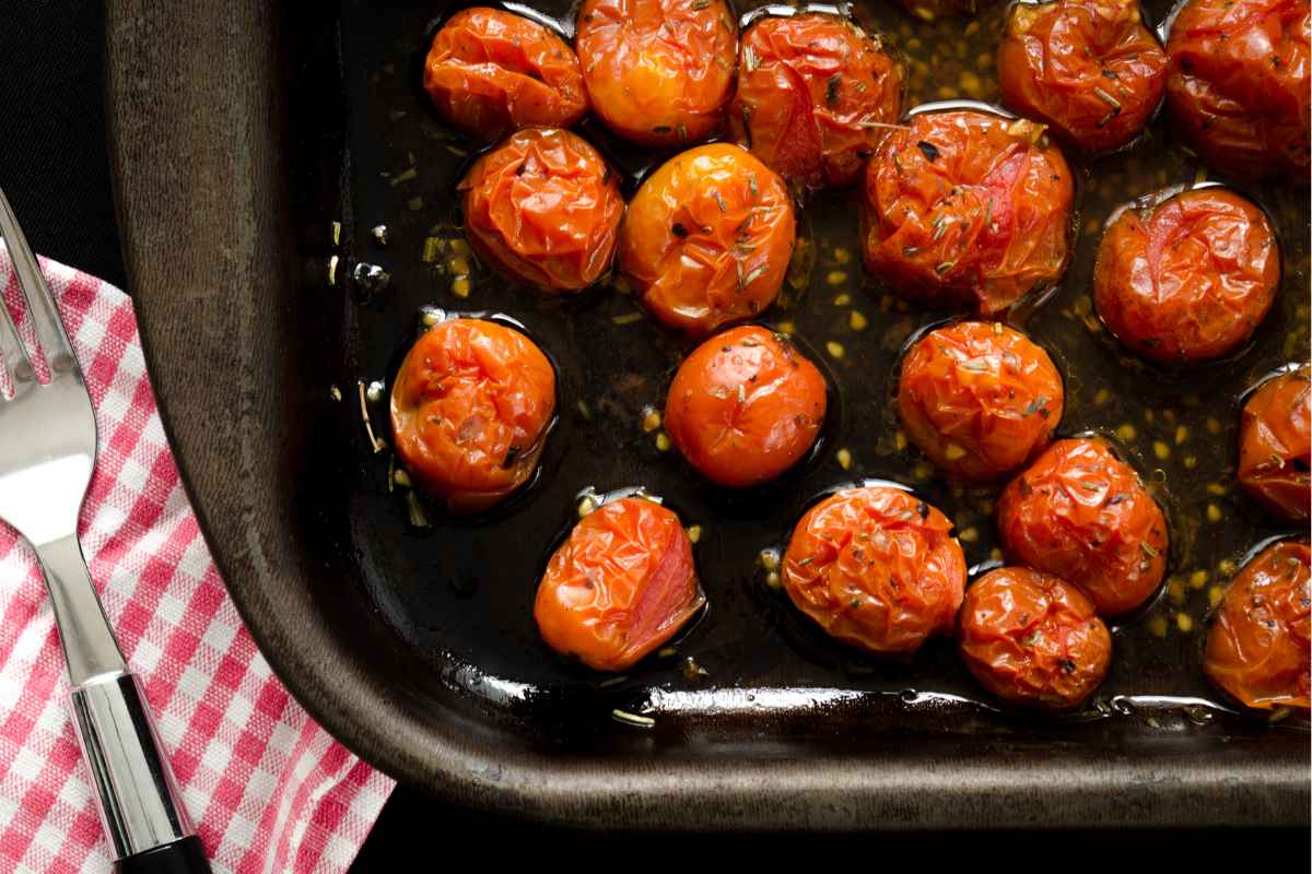 Teglia da forno con all'interno dei pomodori confit