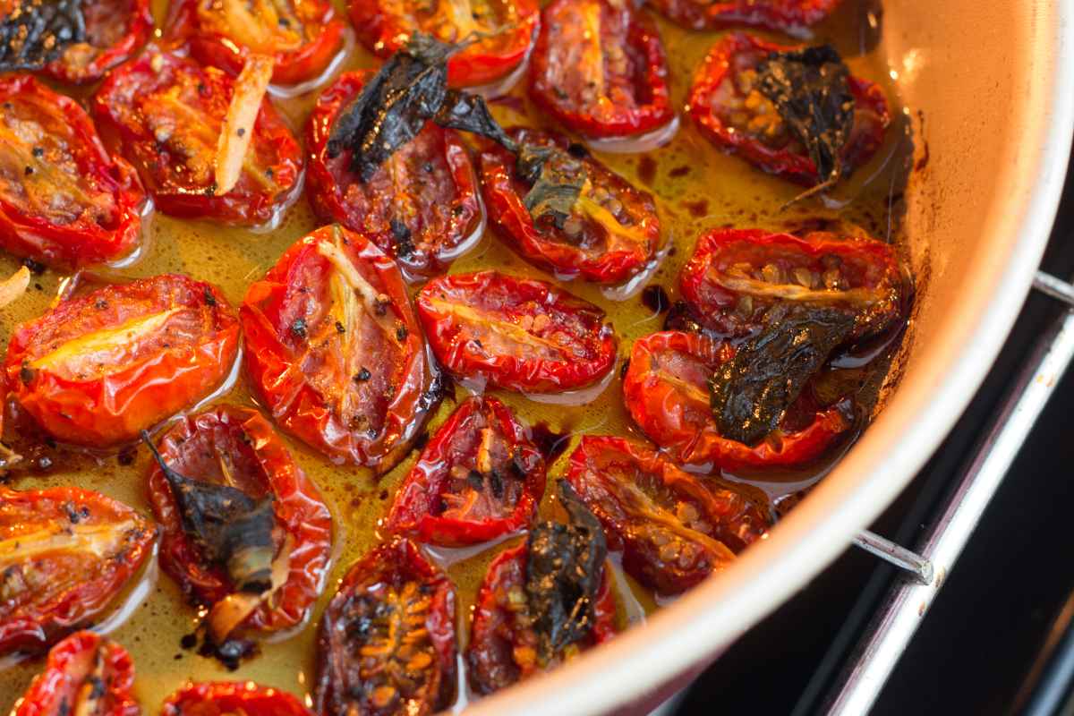 Teglia da forno con all'interno dei pomodori confit