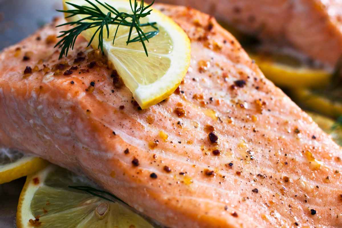 Filetti di salmone cotto al forno con fetta di limone