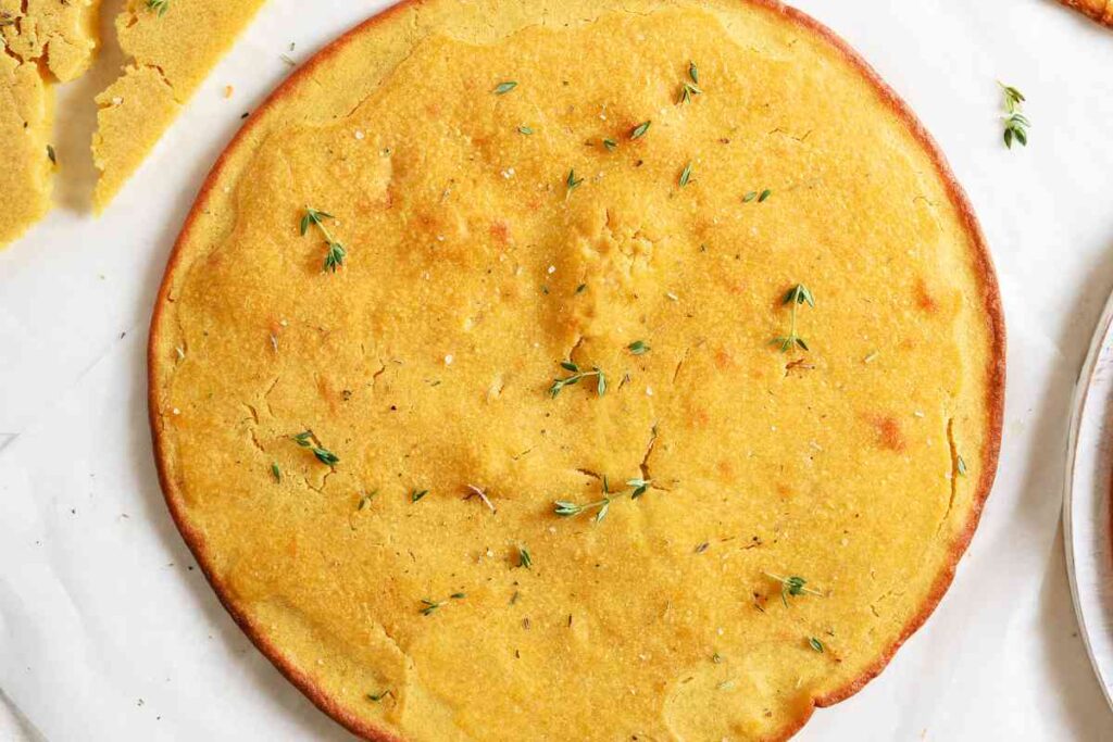 un disco di farinata di ceci vista dall'alto