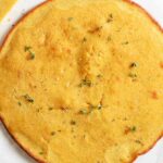 un disco di farinata di ceci vista dall'alto
