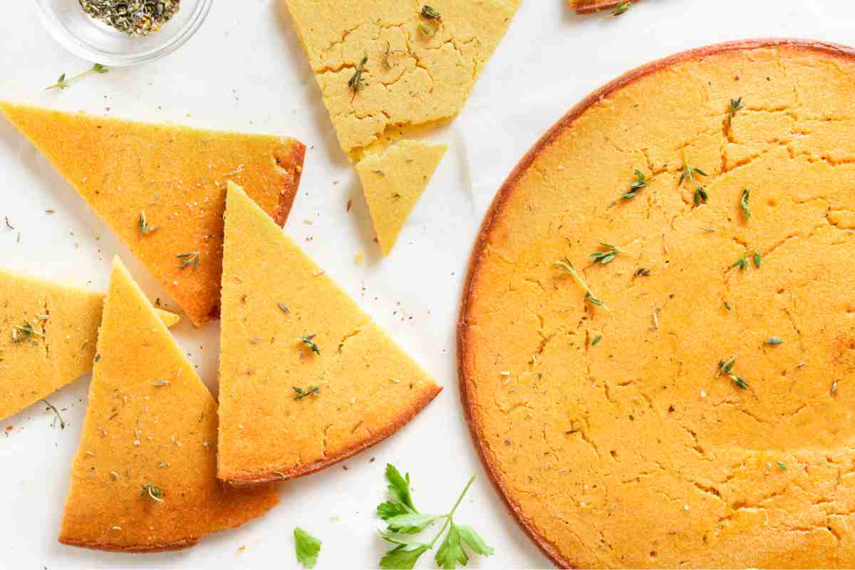 fette di farinata di ceci a forma di triangolo