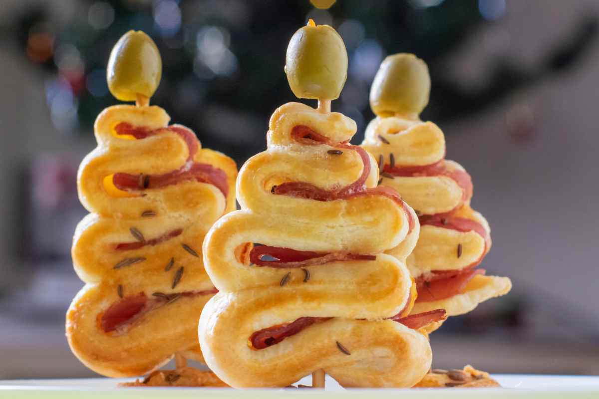 piatto con gli antipasti sfiziosi di Natale a forma di alberello infilzati sullo spiedino
