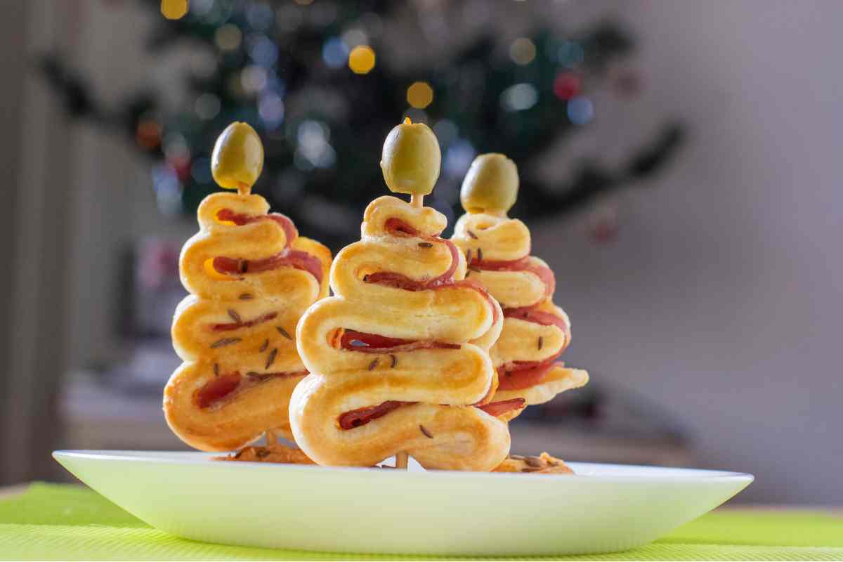 Antipasti sfiziosi per Natale con dietro un albero addobbato 
