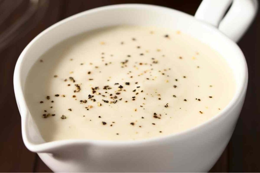 una tazza con besciamella alla francese
