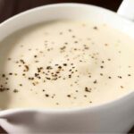 una tazza con besciamella alla francese