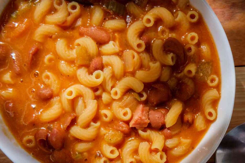 un piatto fondo con della pasta e fagioli alla napoletana vista dall'alto