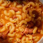 un piatto fondo con della pasta e fagioli alla napoletana vista dall'alto