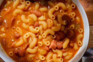 un piatto fondo con della pasta e fagioli alla napoletana vista dall'alto