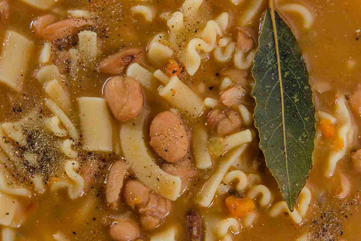 primo piatto della pasta cremosa con i fagioli alla napoletana con una foglia di alloro