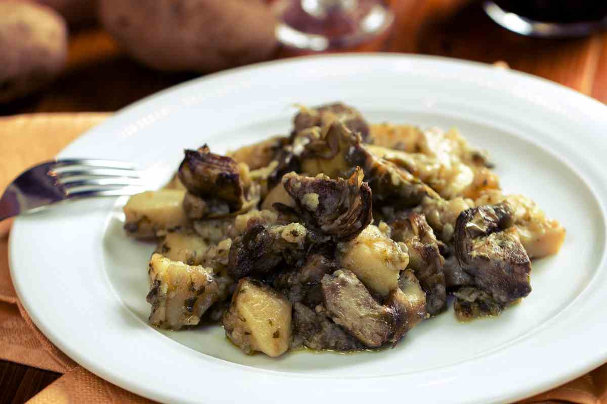 un piatto di patate e carciofi al forno visto da vicino