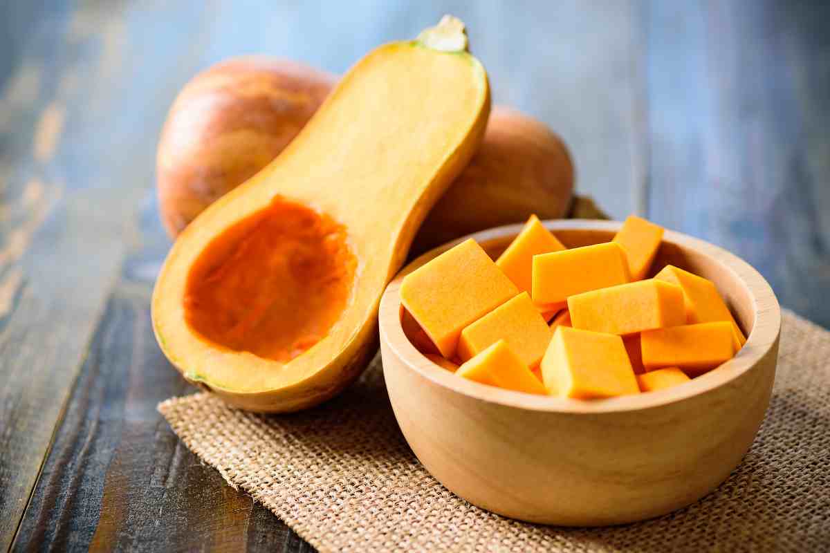 zucca butternut intera e tagliata a dadini