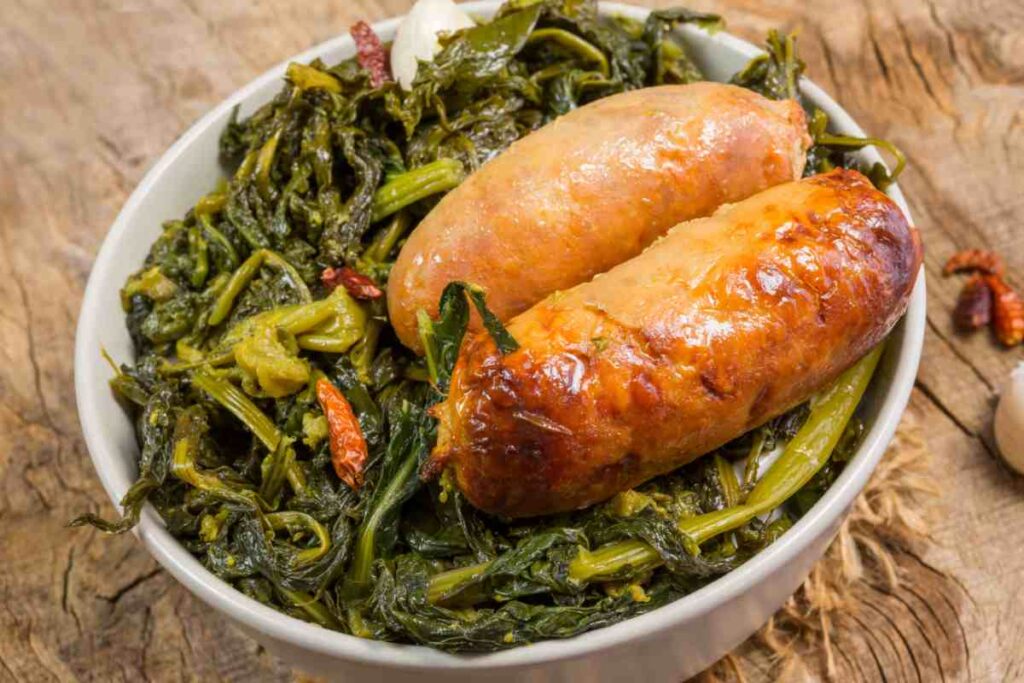 un piatto con dentro salsiccia e friarielli