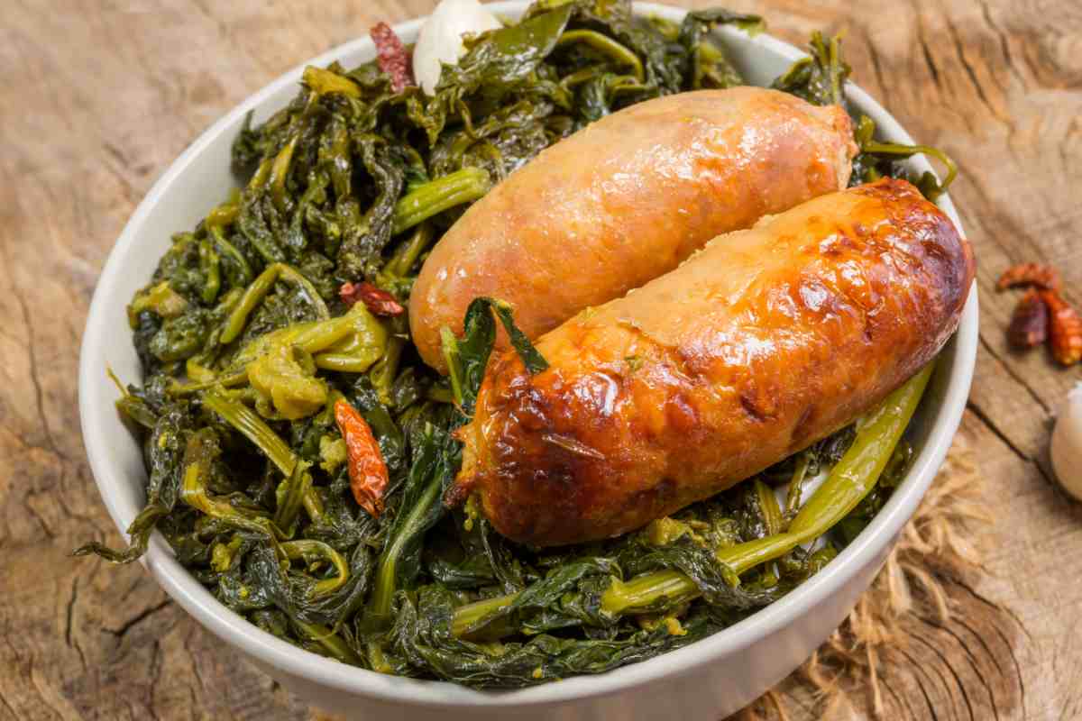 un piatto con dentro salsiccia e friarielli
