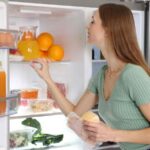 Donna che guarda in frigo